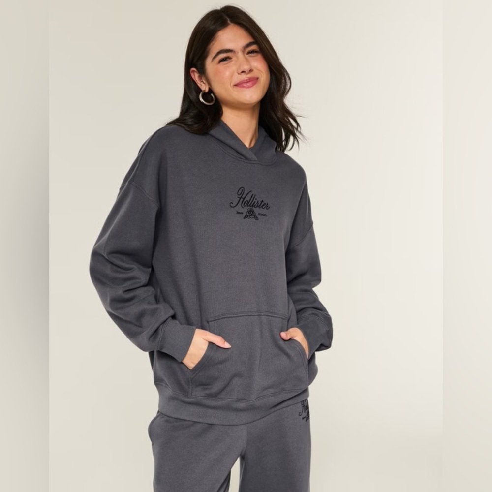 NWT Hollister Feel Good Oversized Sparkle Logo Graphic
Hoodie